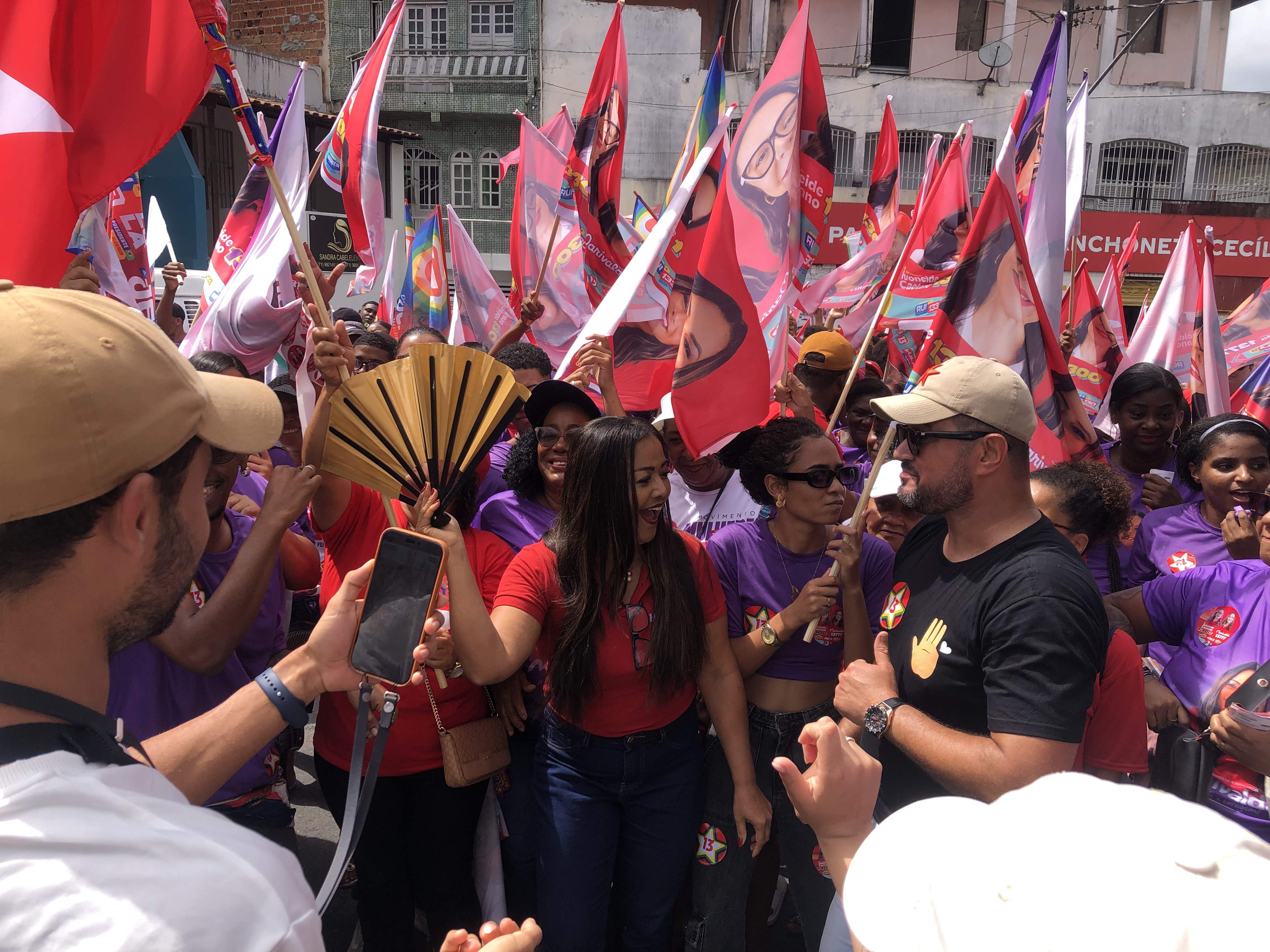 Marivalda mobiliza  lideranças e apoiadores  no centro de Candeias neste sábado (29).